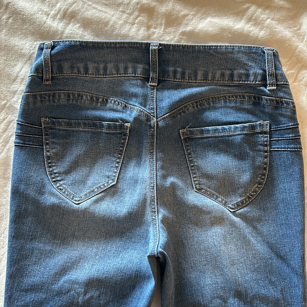 d. Jeans - Picture 10 of 11